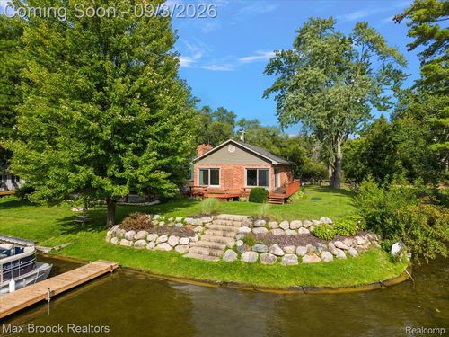 1930 Lake Pointe Dr, Ortonville, MI, 48462-8860 | Card Image