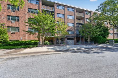 2y-100 Clinton Ln, Spring Valley, NY, 10977-7823 | Card Image