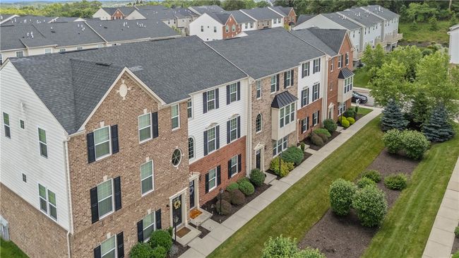 2804 Pointe View Dr, Townhouse with 3 bedrooms, 3 bathrooms and 2 parking in Adams Twp PA | Image 4