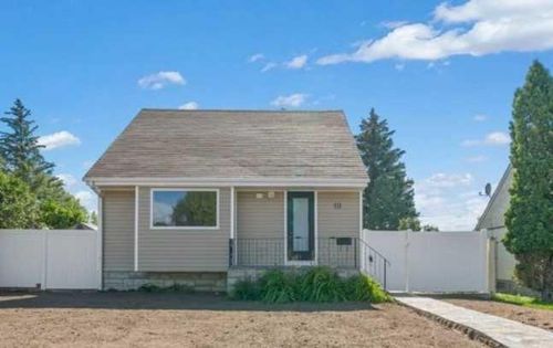 111 10 St Sw, Medicine Hat, AB, T1A4R1 | Card Image