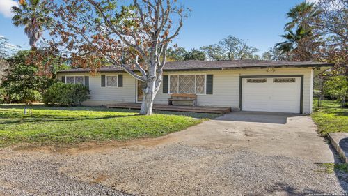 1508 E St, Floresville, TX, 78114-2332 | Card Image