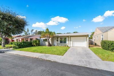 1217 N Ocean Breeze, House other with 2 bedrooms, 2 bathrooms and null parking in Lake Worth Beach FL | Image 3