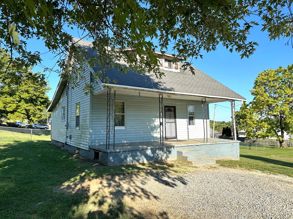 1902 Foch Ave, For Sale in West Portsmouth Zoocasa