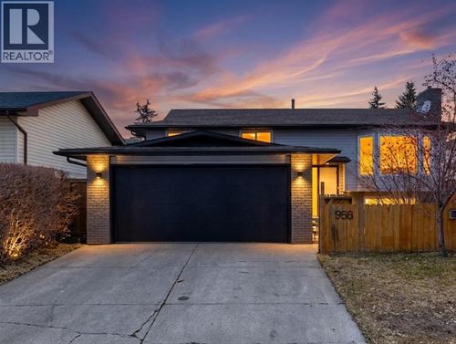 956 Bracewood Rise Sw, Calgary, AB, T2W3C9 | Card Image