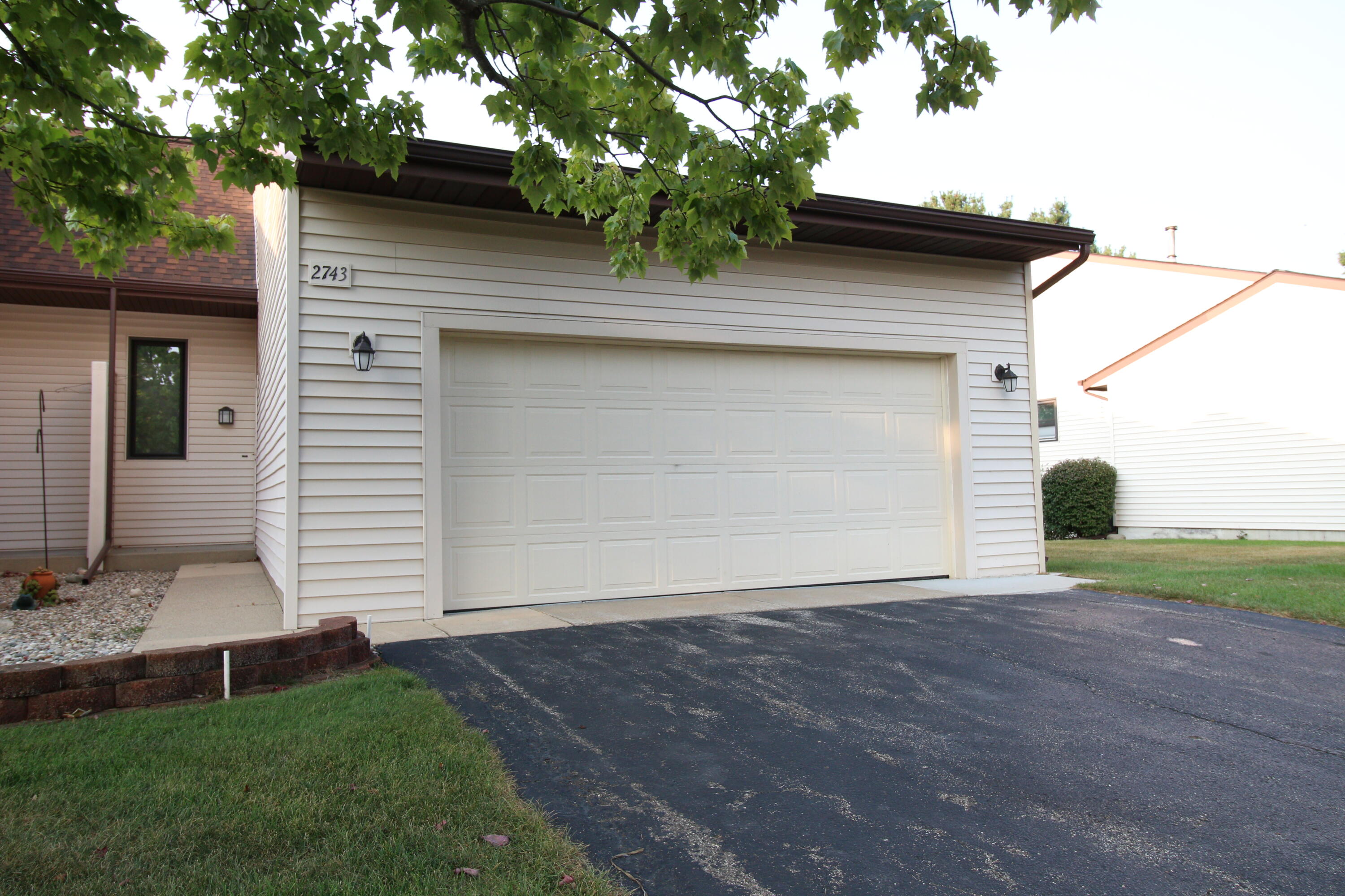 Stonebluff Dr, Wyoming, MI 49519