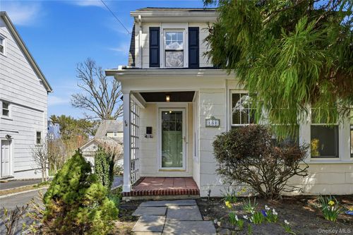 151 Hillcrest Ave, Manhasset, NY, 11030-2317 | Card Image