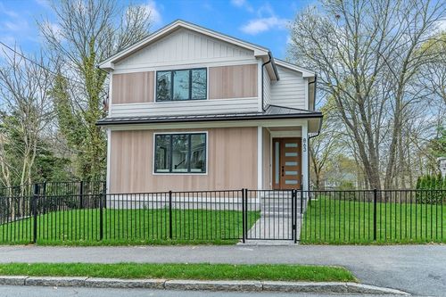 863 Main St, Reading, MA, 01867-1710 | Card Image