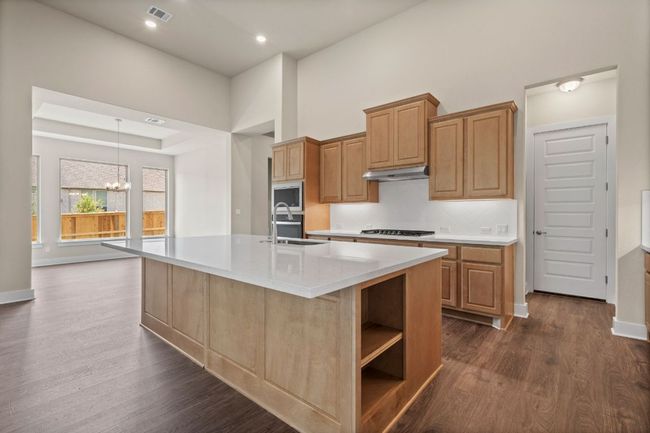 Large Center Island in Kitchen | Image 9