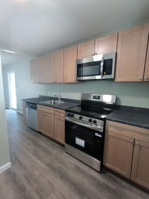 8-40 Brookside Dr, Brattleboro, VT, 05301-4202 | Card Image