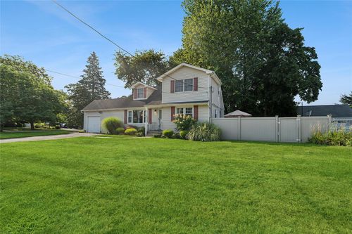 2 Ross Rd, Babylon, NY, 11702-3112 | Card Image