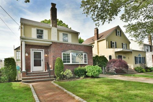 6 York Pl, Williston Park, NY, 11596-2119 | Card Image