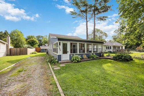 7790 Gallie St, Town Of Plympton Wyoming, ON, N0N1J6 | Card Image