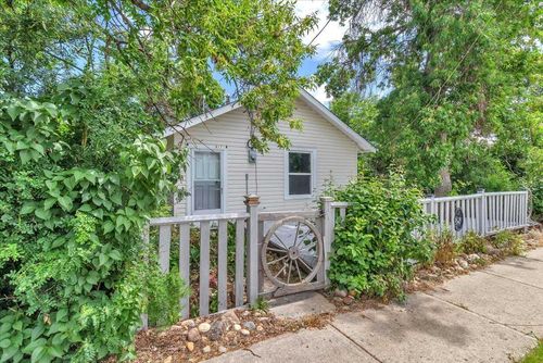 817 East Rd, Standard, AB, T0J3G0 | Card Image