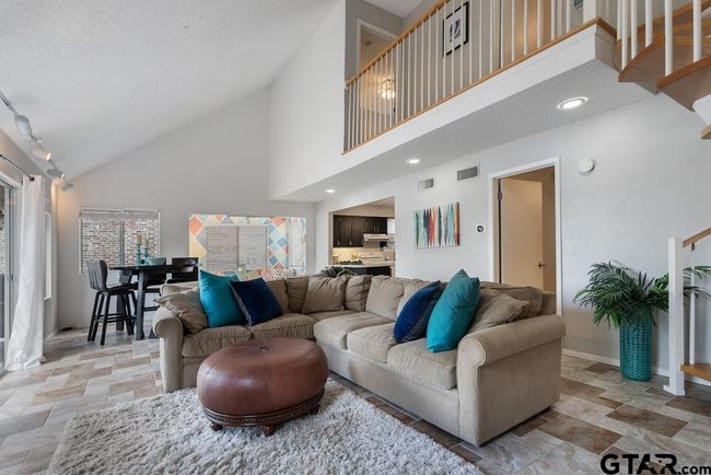 516 Hideaway Ln E, House other with 3 bedrooms, 2 bathrooms and null parking in Hideaway TX | Image 4