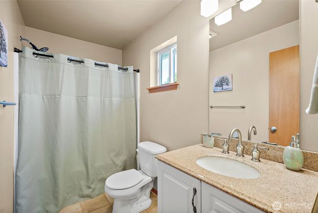 Upper level full bathroom | Image 27