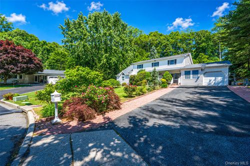 7 New Jersey Ct, Dix Hills, NY, 11746-6838 | Card Image