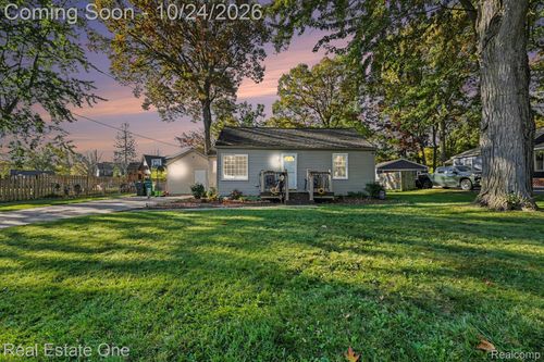 2164 Knollwood St, Auburn Hills, MI, 48326-3121 | Card Image