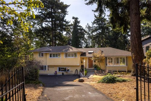 3935 Tudor Ave, Saanich, BC, V8N4L2 | Card Image