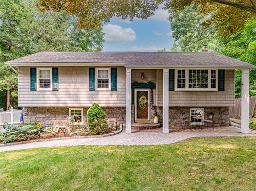 41 Oak St, Smithtown, NY, 11787-1006 | Card Image