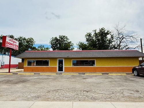 903 15th St, Ozona, TX, 76943-1957 | Card Image