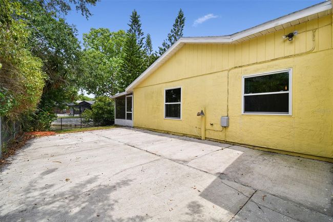 Side yard parking pad | Image 25
