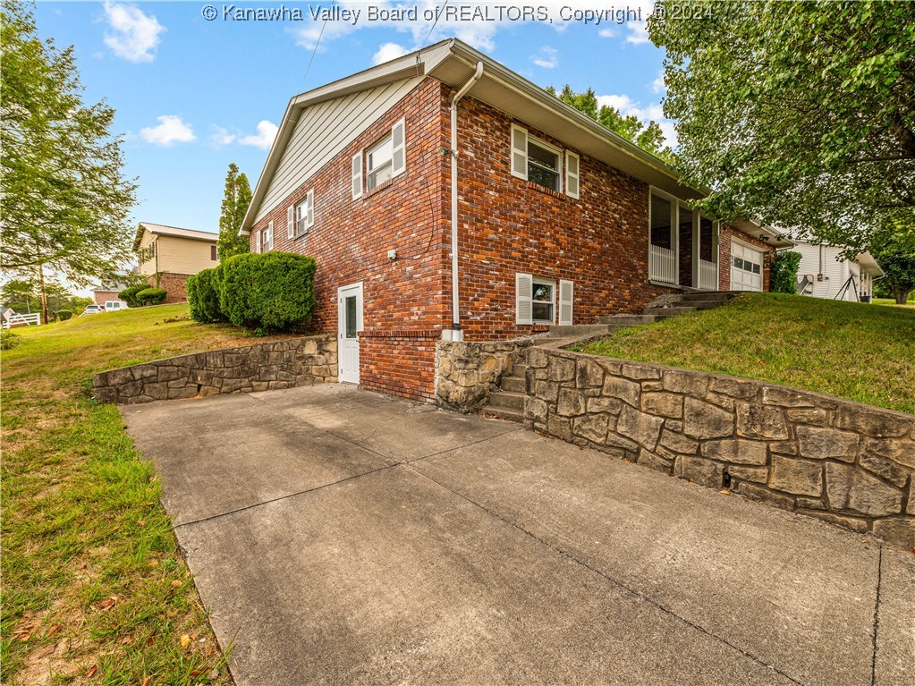 Ruthlawn Dr, South Charleston, WV 25309