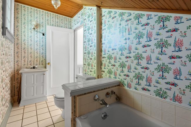 Upstairs Bath | Image 22