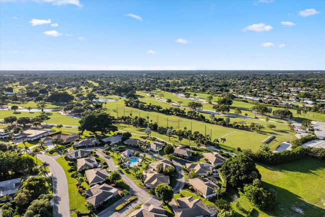 102 Villa Cir, Condo with 2 bedrooms, 2 bathrooms and null parking in Atlantis FL | Image 5