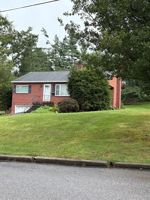 120 Springdale Ave, Bluefield, WV, 24701-4747 | Card Image