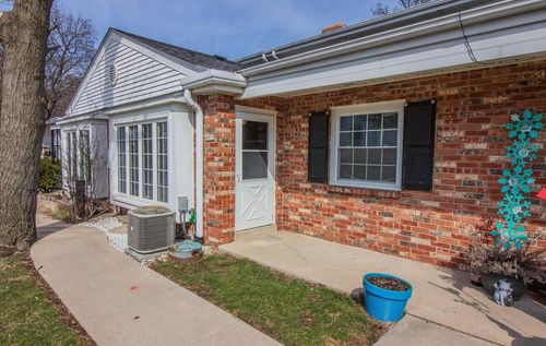 4915 W Colonial Court, Greenfield, WI, 53220 | Card Image