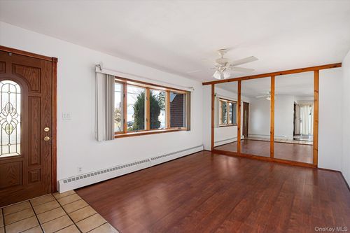 230 Yoakum Avenue, Oyster Bay, NY, 11735 | Card Image