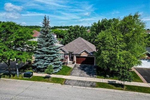 678 Salzburg Dr, Waterloo, ON, N2V2N8 | Card Image