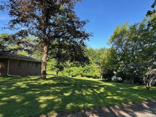 18 Scotty Ln, West Nyack, NY, 10994-1812 | Card Image