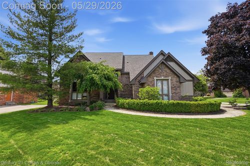 35975 King Edward Dr, Farmington Hills, MI, 48331-1945 | Card Image