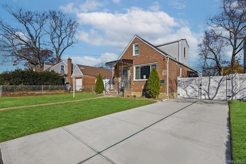 113 Kent Rd, Valley Stream, NY, 11580-3318 | Card Image