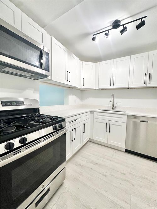 apt-b204-6890 N Kendall Dr, Pinecrest, FL, 33156-1582 | Card Image
