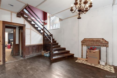 70 Lawrence St, Detroit, MI, 48202-1015 | Card Image