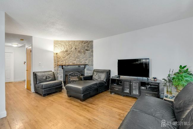 1 Pheasant Run, Townhouse with 2 bedrooms, 3 bathrooms and null parking in Edison NJ | Image 7