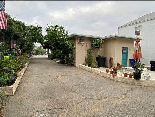 10438 Scoville Ave, Sunland, CA, 91040-3051 | Card Image