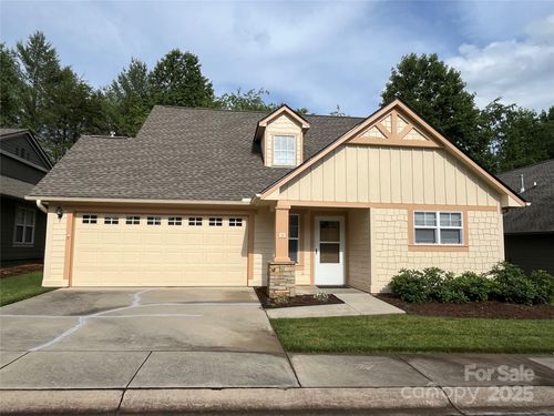 24 Gray Wolf Ln, Hendersonville, NC, 28792-7423 | Card Image