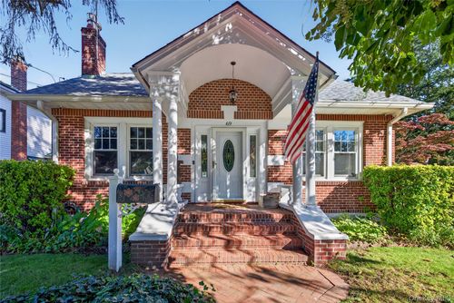 69 Robert St, Patchogue, NY, 11772-2922 | Card Image
