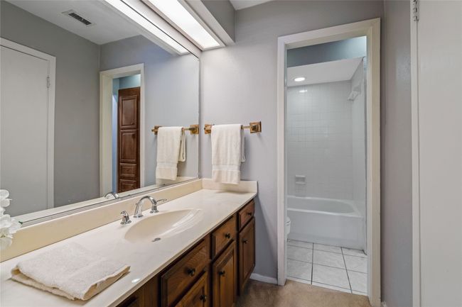 9818 Amberton Pkwy, Townhouse with 3 bedrooms, 3 bathrooms and null parking in Dallas TX | Image 7