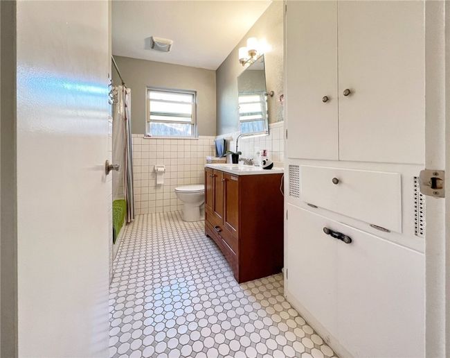 HALL BATH TILE FLOORS. FULL TUB/SHOWER | Image 17