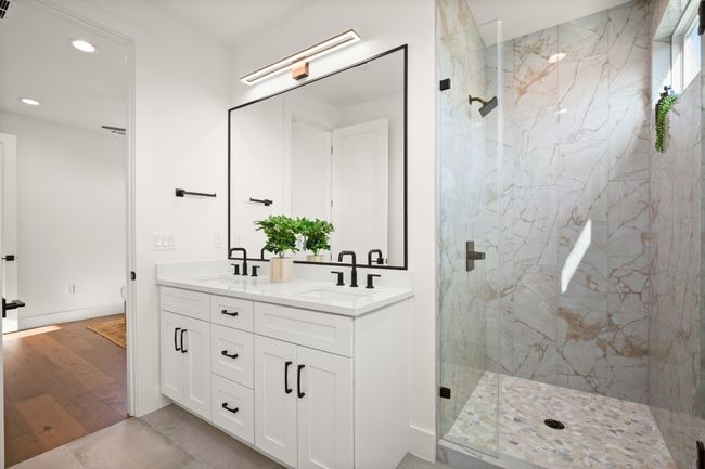 Walk in glass shower | Image 15