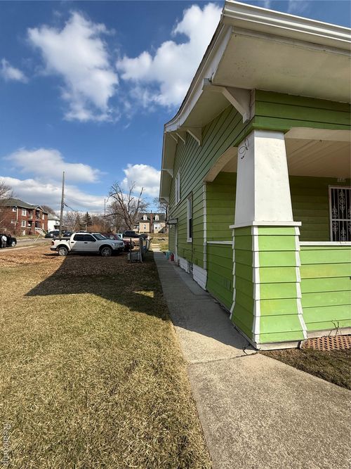 388 N Perry St, Pontiac, MI, 48342-2445 | Card Image