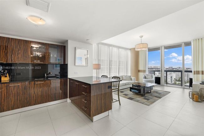 1509 - 6899 Collins Ave, Condo with 1 bedrooms, 1 bathrooms and null parking in Miami Beach FL | Image 1