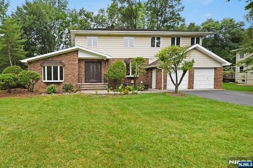 22 Gloria Dr, Allendale, NJ, 07401-1335 | Card Image