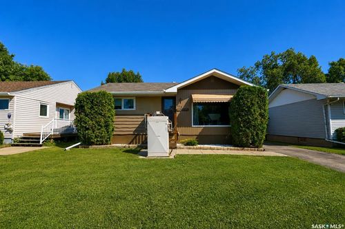 340 28 Th St E, House with 4 bedrooms, 2 bathrooms and 4 parking in Prince Albert SK | Card Image