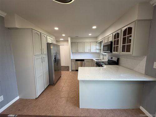39 2nd Pl, Central Islip, NY, 11722-2632 | Card Image