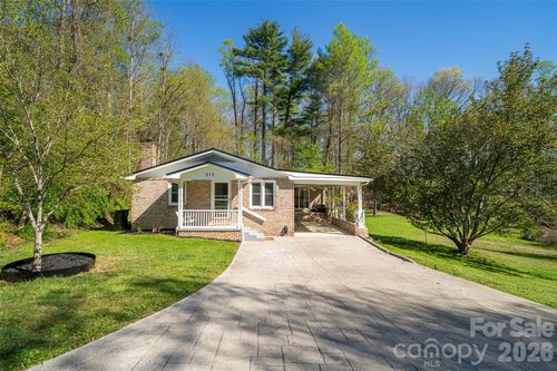 913 Dorothy St, Hendersonville, NC, 28791-1724 | Card Image